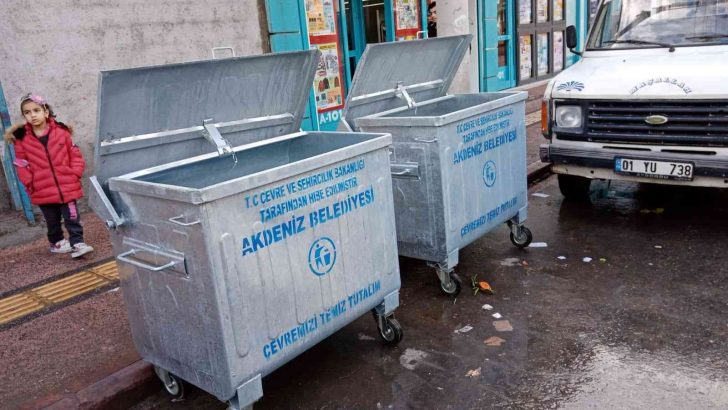 Akdeniz’de eskiyen çöp konteynırları yenileniyor
