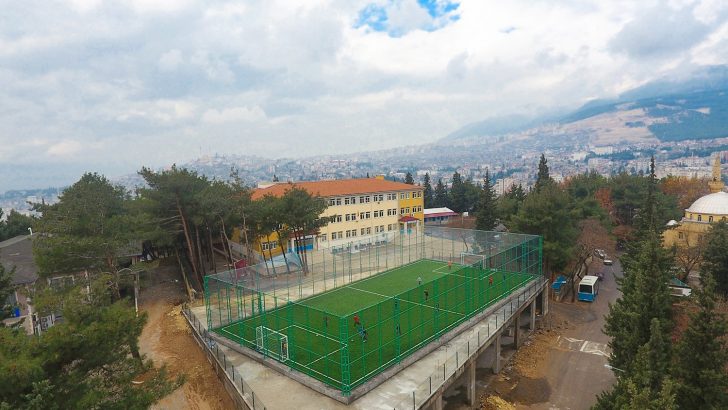 Altı pazar yeri üstü halı saha