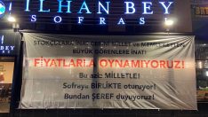 Ankara’da restoran işletmecisinden fahiş fiyat uygulayan ve stokçuluk yapanlara pankartlı tepki