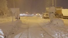 Artvin’de kar yağışı nedeniyle Hopa-Borçka karayolunda uzun araç kuyrukları oluştu