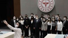 Bakan Koca, tıp fakültesi öğrencileriyle bir araya geldi