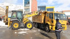 Başkale’de kamyonlarla kar taşınıyor