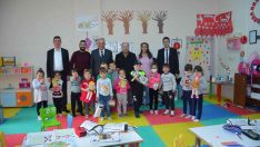 Başkan amcalarından minik öğrencilere çeşitli hediyeler