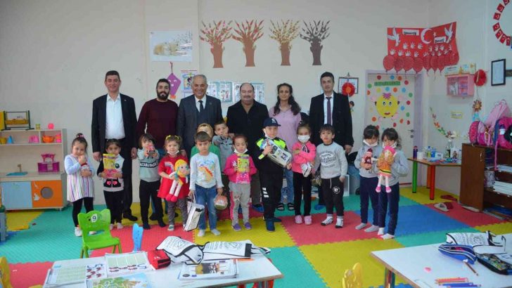 Başkan amcalarından minik öğrencilere çeşitli hediyeler