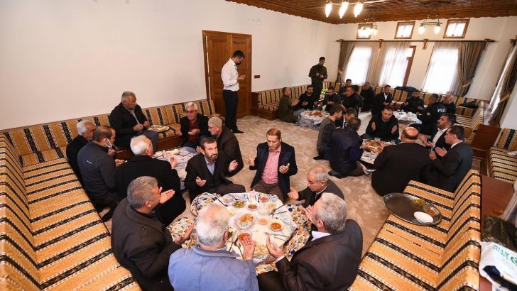 Başkan Çetin, Karşıyaka Mahalle Konağı’nda vatandaşlarla buluştu