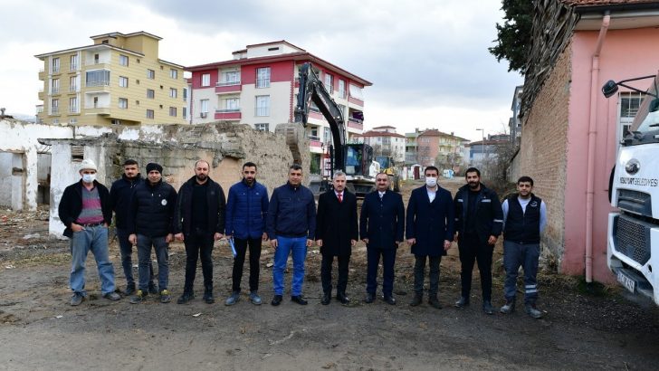 Başkan Çınar, metruk evin yıkımı ve yol açma çalışmalarını inceledi