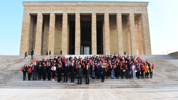 Başkan Kanar 99 öğrenci ile Ata’nın huzuruna çıktı