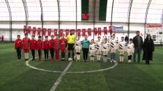 Bayrampaşa’da minik futbolcular şehitler için sahaya çıktı