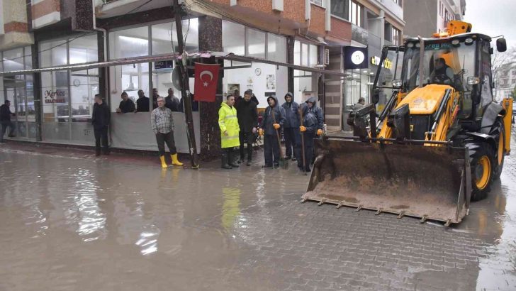 Biga Belediyesi ekiplerinden kuvvetli yağışa anında müdahale