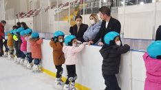 Çocuk Akademisi öğrencileri buz pateni ile tanıştı