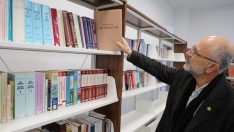 Emekli öğretmen kitaplarını belediye kütüphanesine bağışladı