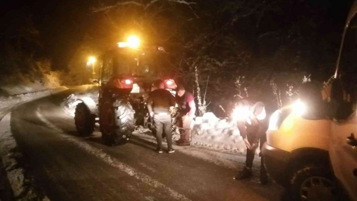 Engelli vatandaş karda kalanları traktörüyle ücretsiz çekiyor