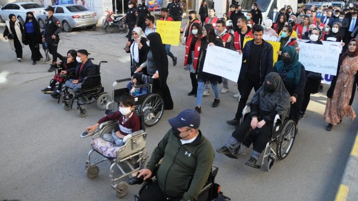 Engelliler farkındalık yürüyüşünde bir araya geldi