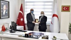 Hastaneye bağışta bulunan MESKOP’a Rektör Ataç’tan plaket