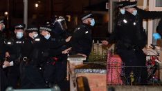 İngiltere Başbakanı Johnson polis kılığında denetime çıktı