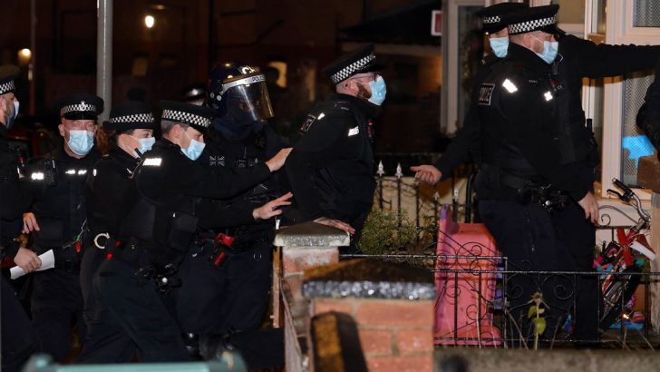 İngiltere Başbakanı Johnson polis kılığında denetime çıktı