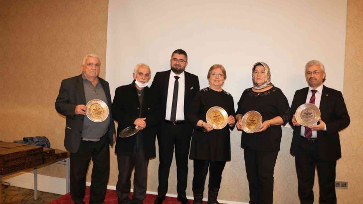 Kahramanmaraş’ta 50 yıllık berber ve kuaförlere plaket