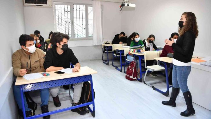 Konyaaltı’nda 300 öğrenciye eğitim desteği