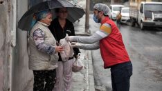 Mersin’de ihtiyaç sahibi vatandaşlara ücretsiz ekmek dağıtılıyor