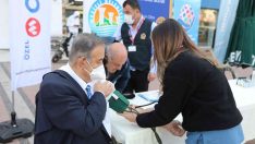 Mezitli Belediyesi, vatandaşlara tansiyon ve şeker ölçümü yaptı