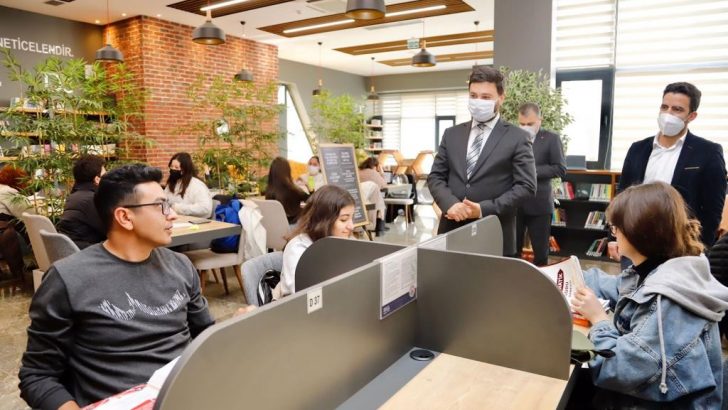 Öğrenciler kafede değil, kıraathanede buluşuyor