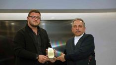 Öğrencilerden Başkan Yalçın’a kütüphane için teşekkür plaketi