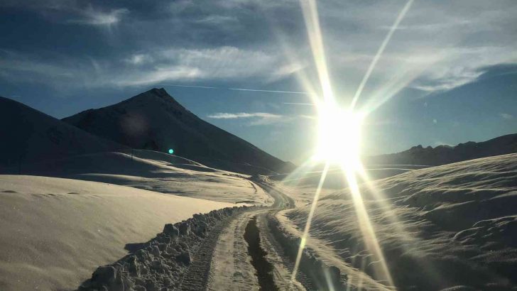 Şırnak’ta kardan kapanan köy yolları ekipler tarafından açılıyor