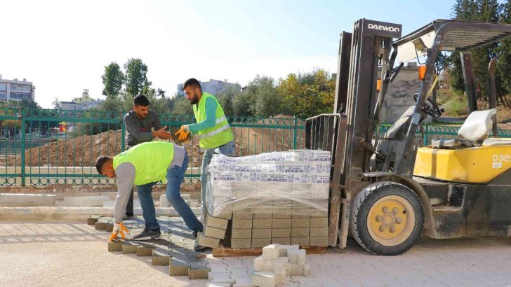 Toroslar Belediyesi, ilçeyi kendi ürettiği kilit parke taşıyla donatıyor