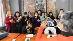 65 yaş ve üzeri kadınlar, torunlarıyla görüntülü görüşme yapmayı, internet üzerinden fatura ödemeyi öğreniyor.