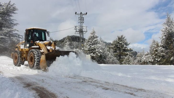 Antalya’da kardan kapanan yollarda çalışma