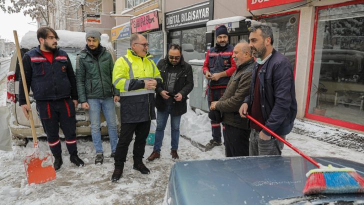 Başkan karla mücadele ekiplerini ziyaret etti, o vatandaşlara teşekkür etti