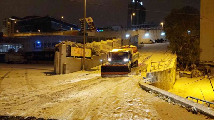 Beyoğlu Belediyesi karla mücadelede yoğun bir çalışma yürüttü