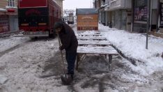 Buzla kaplı sokakları pazarcıların çilesi oldu
