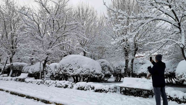 Dışarıda kartopu oynayarak stres attıktan sonra kaplıca suyunda şifa buluyorlar