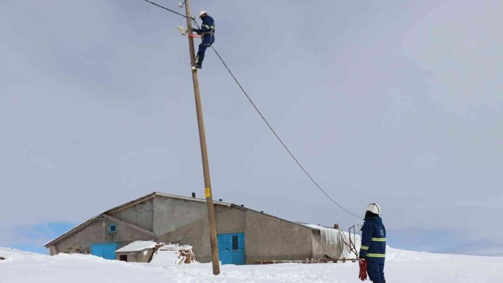 Enerji Timleri iş başında, bin 700 rakımlı köydeki arızayı böyle giderdiler