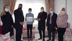 Evde eğitim alan öğrencilerin karne sevinci