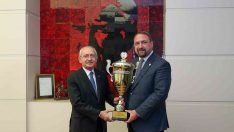 Gümrükçü, en büyük kupayı Kılıçdaroğlu’na götürdü