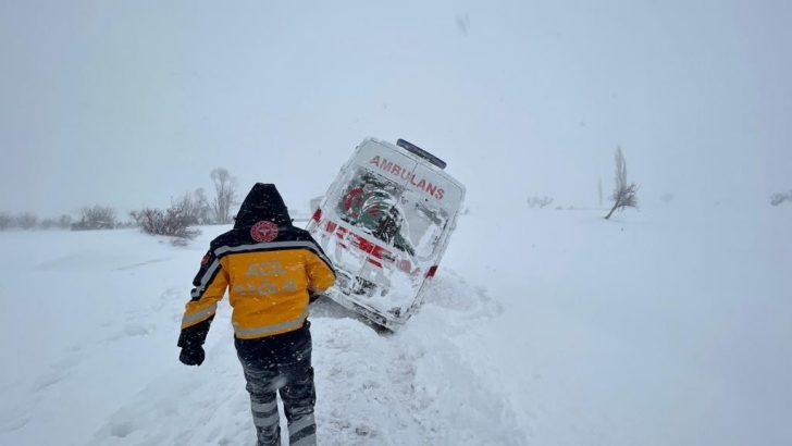 Hasta almaya giderken mahsur kalan ambulans kurtarıldı