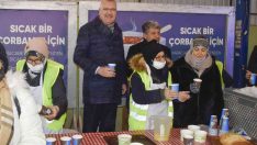 Karacabey Belediyesi’nden vatandaşlara sıcak çorba ikramı