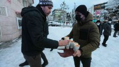 Karda işe giden Gaziosmanpaşalılara sıcak çorba ikramı