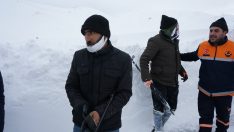 Karlı yolda kalan vatandaşların imdadına ekipler yetişti