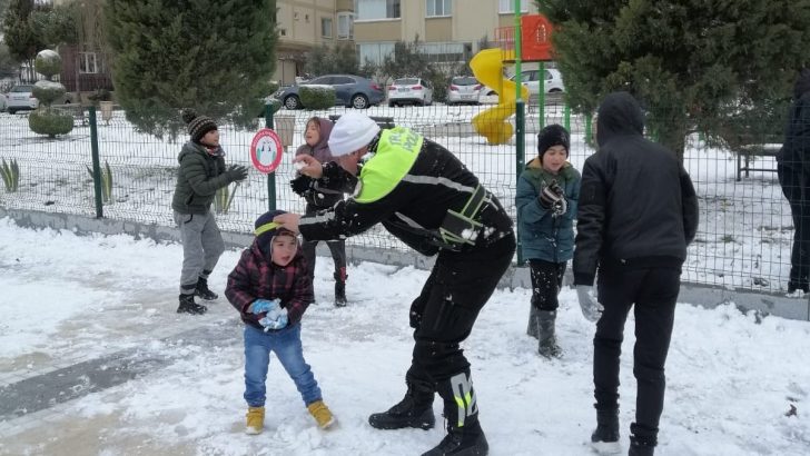 Muğla’da trafik ekipleri çocuklarla kartopu oynadı