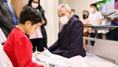 Rektör Özaydın hasta çocuklara kitap dağıtarak moral verdi