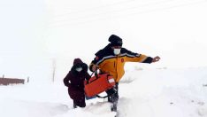 Sağlık ekipleri, 2 metreyi bulan karlı yolları aşıp köylere ulaşıyor