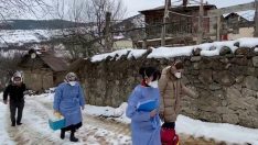 Sağlık ekipleri karlı havaya rağmen vatandaşların aşılarını evlerinde yapıyor