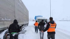 Samsun’da karda yolda kalanlara kumanya