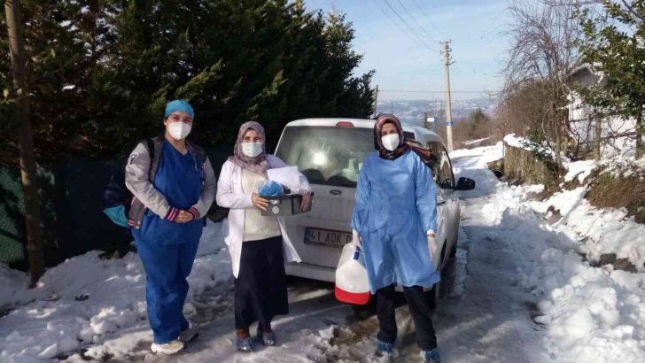 Vatandaşlara aşı ulaştırmak için kapı kapı geziyorlar