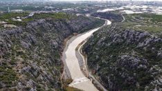 Yağışlar umut verdi, yazın kuruyan Alata Deresi denizle buluştu