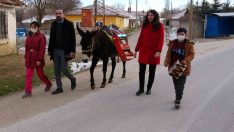 Yozgat’ta öğretmenler “Eşekli kütüphane” ile köy halkını kitapla buluşturuyor