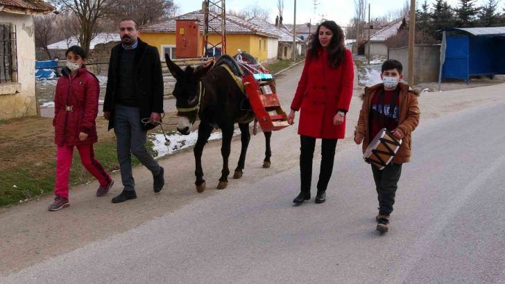 Yozgat’ta öğretmenler “Eşekli kütüphane” ile köy halkını kitapla buluşturuyor